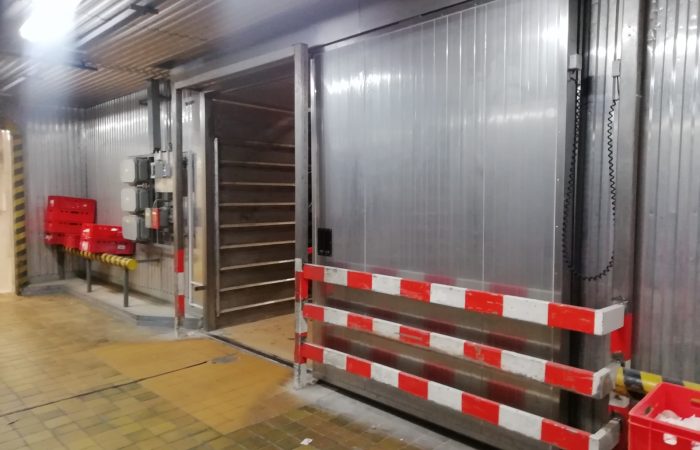 Kostelecke-uzeniny-mrazirenska-vrata-nerer-s-el.-pohonem