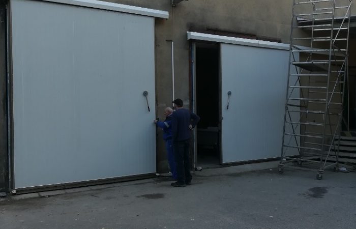 Lesoskolky-chladirenska-vrata-posuvna